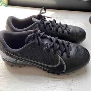 Kids Soccer Cleats - turf - NIKE size 1.5